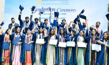 Padma Shri Dr. B. Soma Raju presents medical degree awards to the UG & PG students of Apollo Medical College Hyderabad!