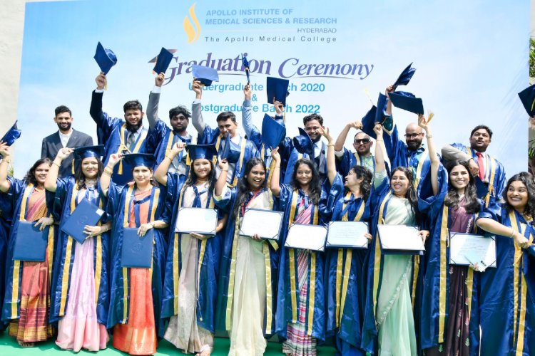 Padma Shri Dr. B. Soma Raju presents medical degree awards to the UG & PG students of Apollo Medical College Hyderabad!